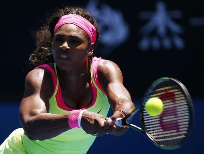 Tenista norte-americana Serena Williams devolve uma bola durante partida contra a russa Vera Zvonareva pelo Aberto da Austrália, em Melbourne. 22/01/2015.