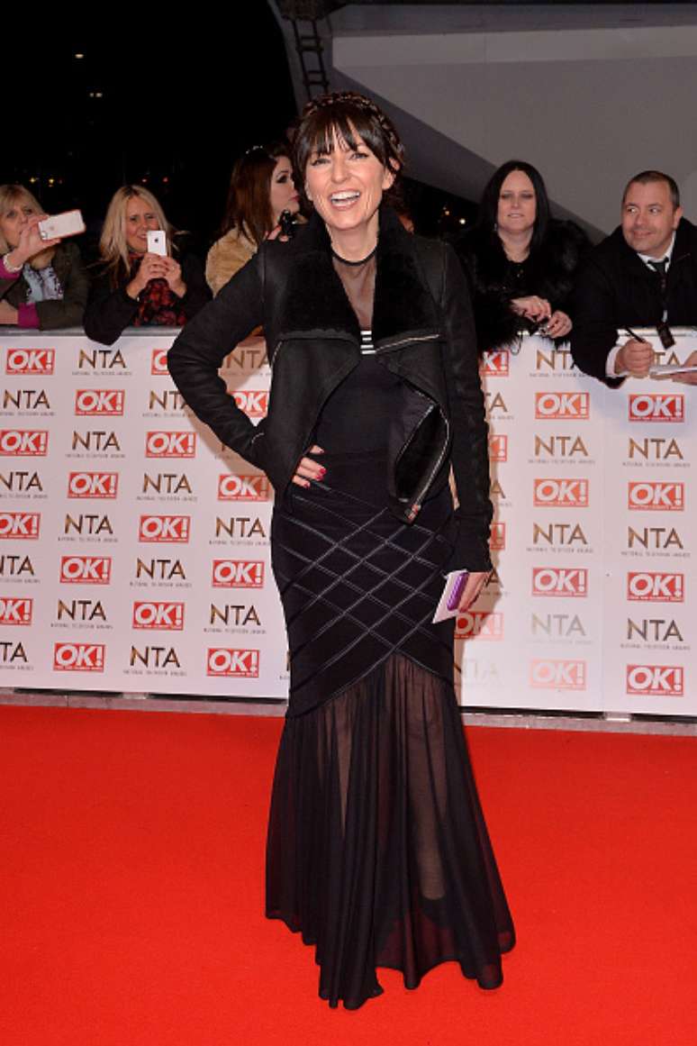 O vestido com transparência na perna e no colo da apresentadora de televisão inglesa Davina McCall não combinou nem um pouco com a jaqueta