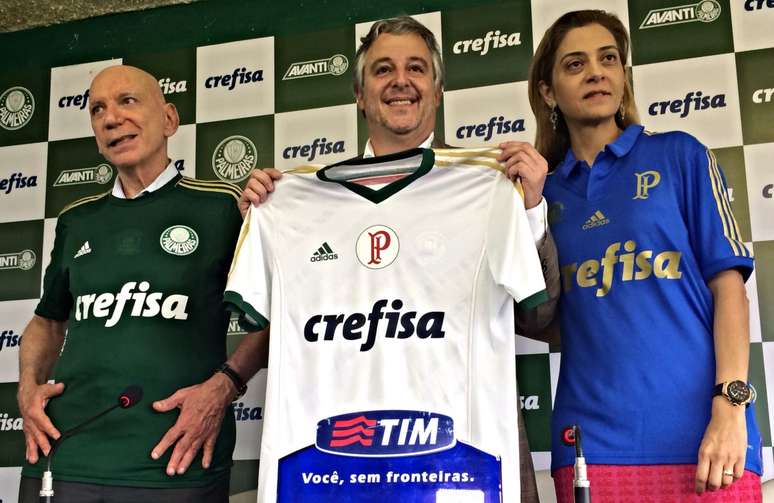 <p>José Roberto Lamacchia (fundador e controlador da Crefisa), Paulo Nobre e Leila Pereira (presidente da Crefisa) apresentaram a camisa do Palmeiras com o patrocínio da Crefisa</p>