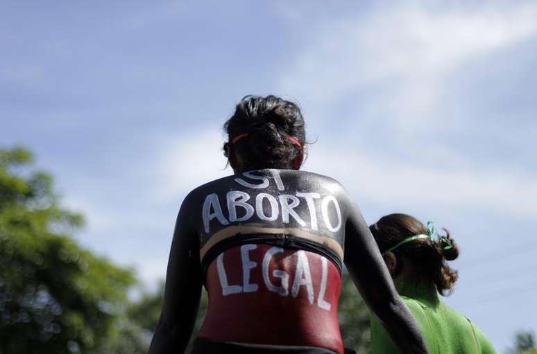 <p>Imagem de arquivo de 2012 de cidadã salvadorenha protestando pela legalização do aborto no país</p>