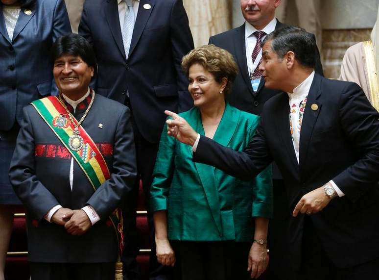O presidente do Equador, Rafael Correa (direita), brinca com o presidente da Bolívia, Evo Morales (esquerda), ao lado da presidente Dilma Rousseff, após a cerimônia de posse de Morales, em La Paz, na Bolívia, nesta quinta-feira. 22/01/2015