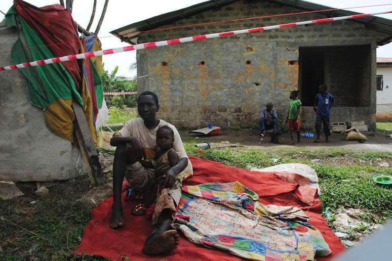 <p>Paciente de Ebola James Flomo é colocado em isolamento com seus filhos após a morte da mulher em Monróvia, na Libéria, em 21 de janeiro</p>