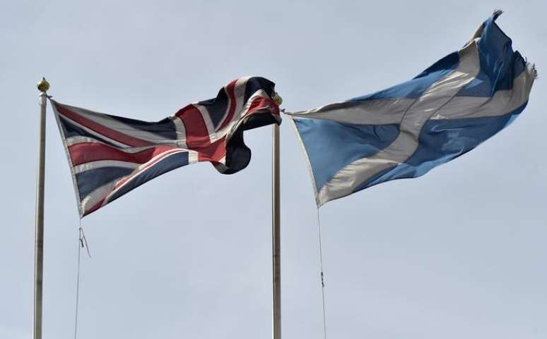 Bandeiras da Grã-Bretanha e da Escócia flamulam lado a lado no centro de Londres. 28/08/2014.