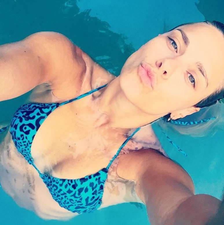 Carolina Dieckmann mergulhou relaxada após fim de semana no spa de Bela Gil 