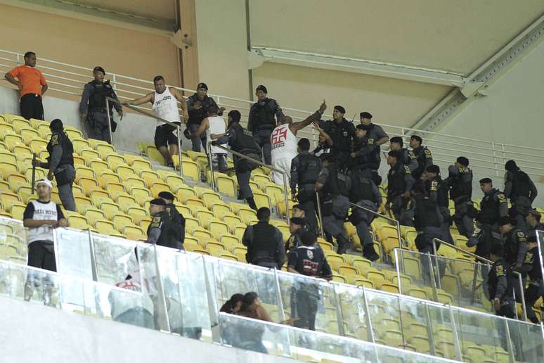 <p>Torcida do Vasco entra em confronto com a polícia; brigas prosseguiram nas dependências da Arena Amazônia</p>