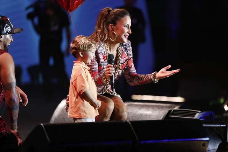 <p>O caçula da cantora, Rafael, subiu ao palco e cantou com a mãe</p>