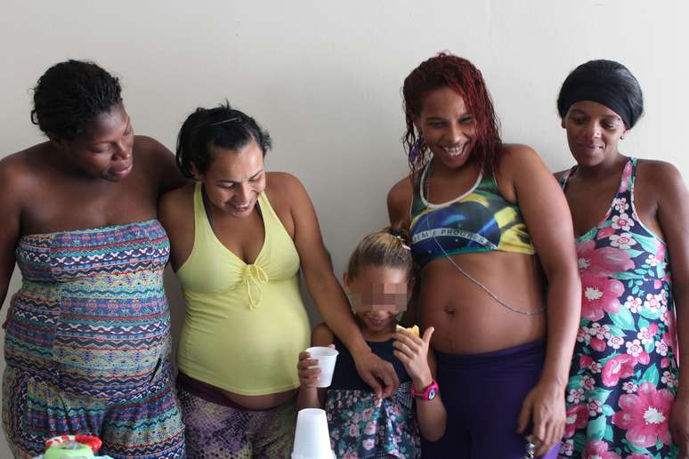 <p>Janaina, Silvia, Tatiane e Ana Maria, beneficiárias do programa "Braços Abertos" que estão grávidas, participam de chá de bebê</p>