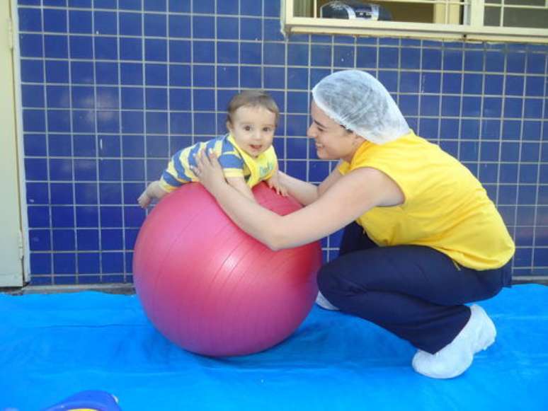 Na ginástica, exercícios são realizados para fortalecer a musculatura do bebê, como subir e descer escadas e atividades com bolas ou instrumentos