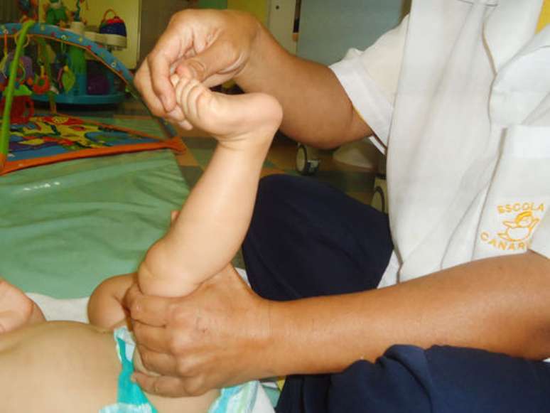 Na Shantala, massagem indiana para bebês, os pequenos abrem e fecham os bracinhos, recebem massagem na cabeça e nos pezinhos