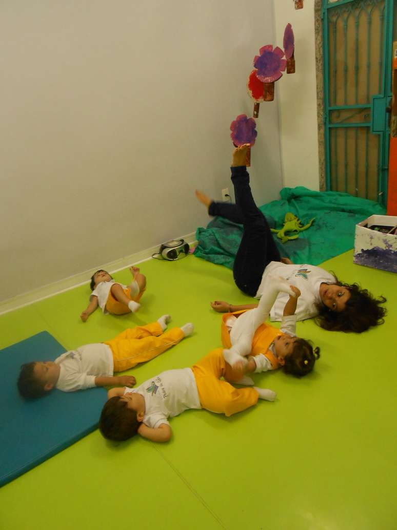 Algumas posições da yoga, como o "gatinho agachado", são lúdicas o suficiente para serem trabalhadas com bebês e crianças pequenas