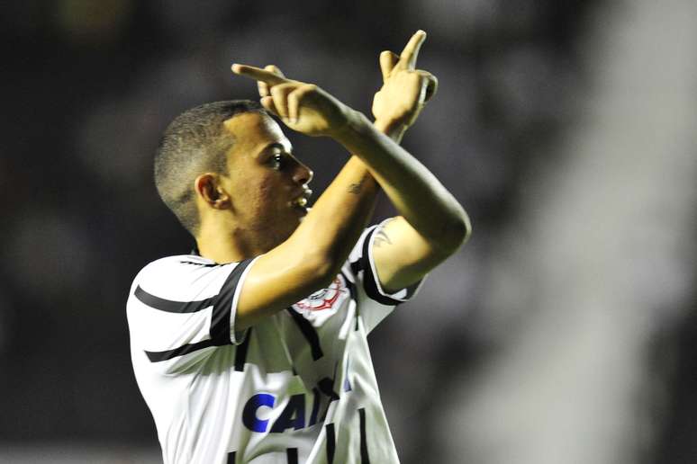 <p>Gabriel Vasconcelos imita Cristian ao comemorar gol contra o São Paulo</p>