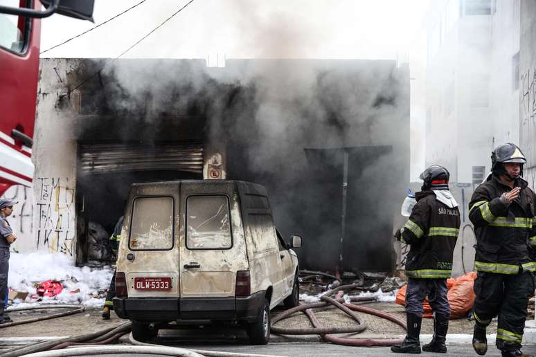 Incêndio atingiu a fábrica de colchões na zona sul da capital paulista