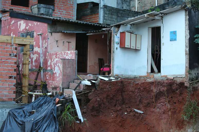 Desmoronamento em casa de Carapicuíba, em São Paulo