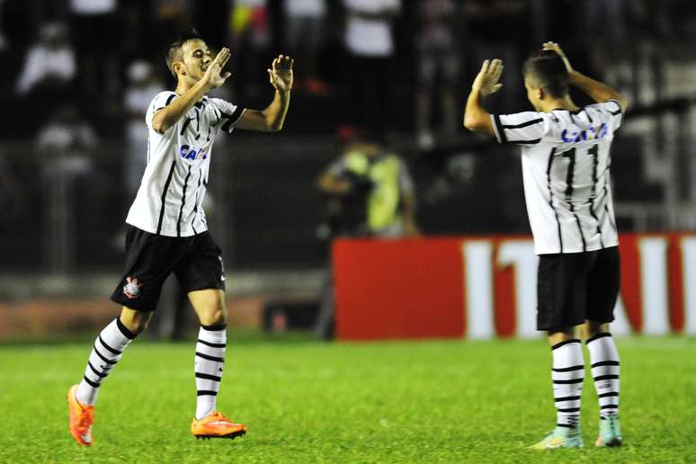 Mateus Vargas (à esq) marca um dos gols da vitória corintiana sobre o São Paulo