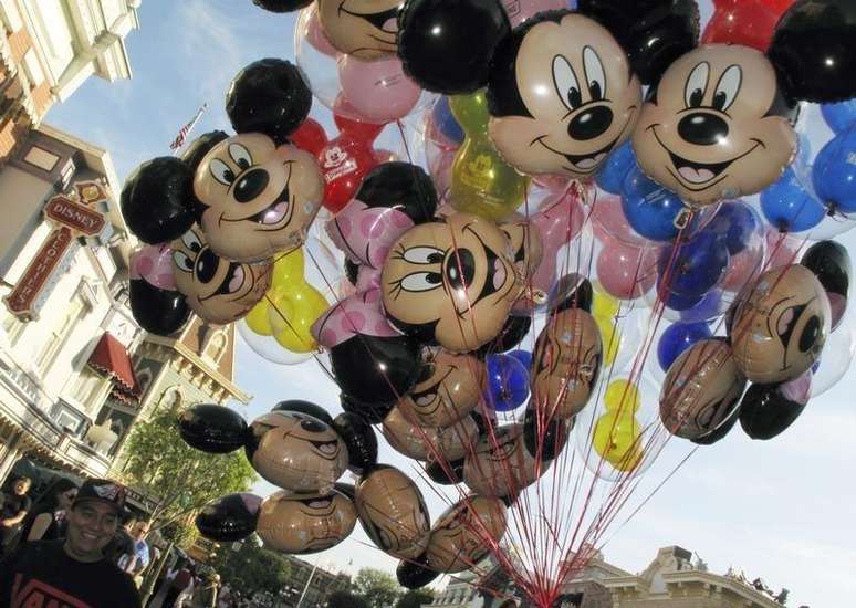 <p>Balões do Mickey Mouse carregados por vendedores na Disneylândia, em Anaheim</p>