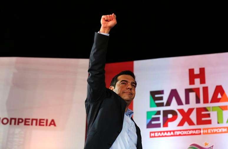 Líder oposicionista e do partido radical de esquerda Syriza, Alexis Tsipras, acena durante evento em Atenas 22/01/ 2015.