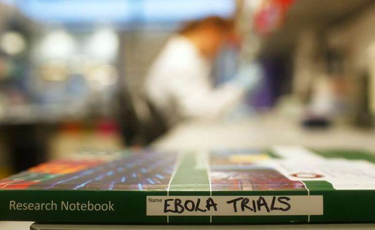 <p>Caderno de pesquisa para a vacina de Ebola fotografado em um laboratório do Instituto Jenner, em Oxford, no sul da Inglaterra</p>