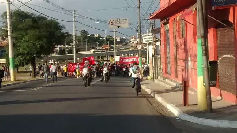 <p>Grupo passou pelo cruzamento entre a avenida Itaquera e a rua Castelo do Piauí</p>