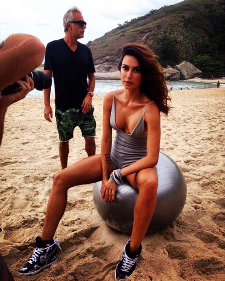 Thaila posou vestida com mai&ocirc;s, biqu&iacute;nis e t&ecirc;nis