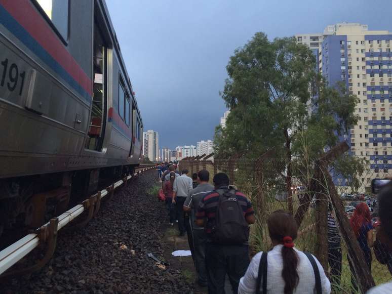 <p>As pessoas decidiram caminhar pelos trilhos e o metrô desligou a energia elétrica</p>