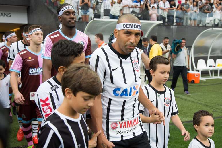 Emerson foi mais uma vez titular do Corinthians