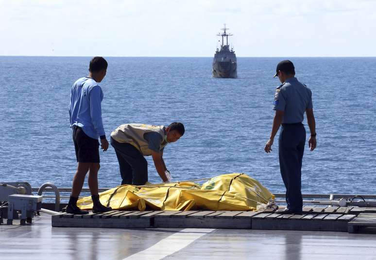 <p>Equipes recuperam corpos no Mar de Java após acidente derrubar aeronave</p>