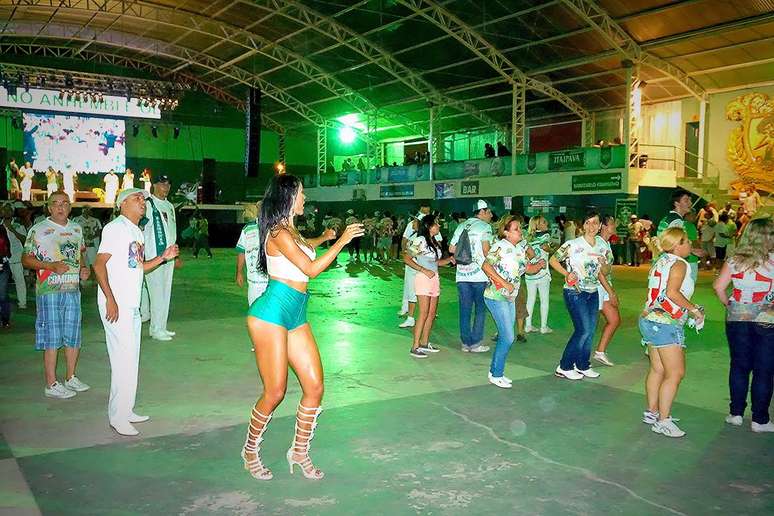 A escola abre a primeira noite de desfiles do carnaval paulista 2015