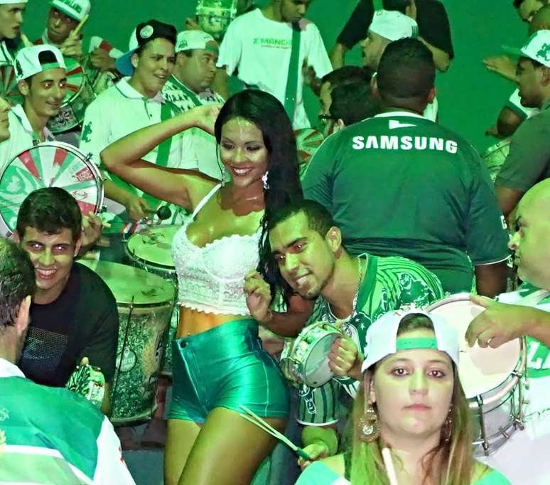 A musa posou ao lado dos integrantes da escola de samba durante o ensaio