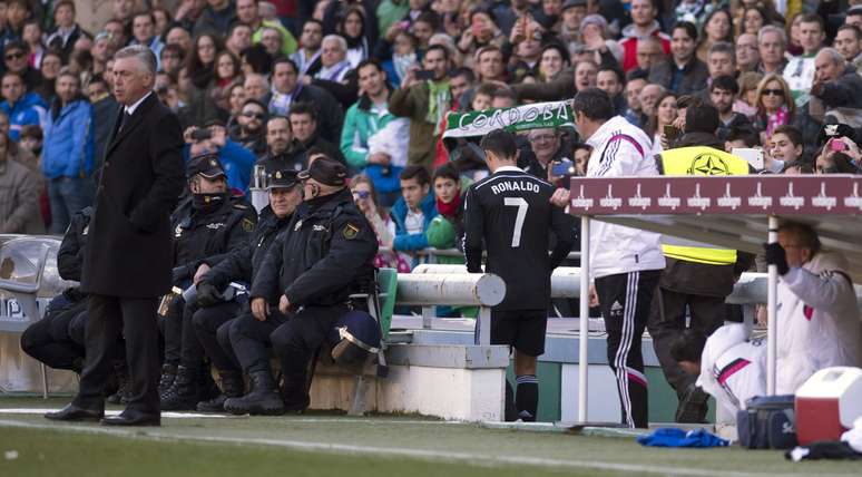 <p>CR7 saiu vaiado pela torcida, mas ironizou ao fingir que lustrava o escudo de campeão mundial na camisa</p>