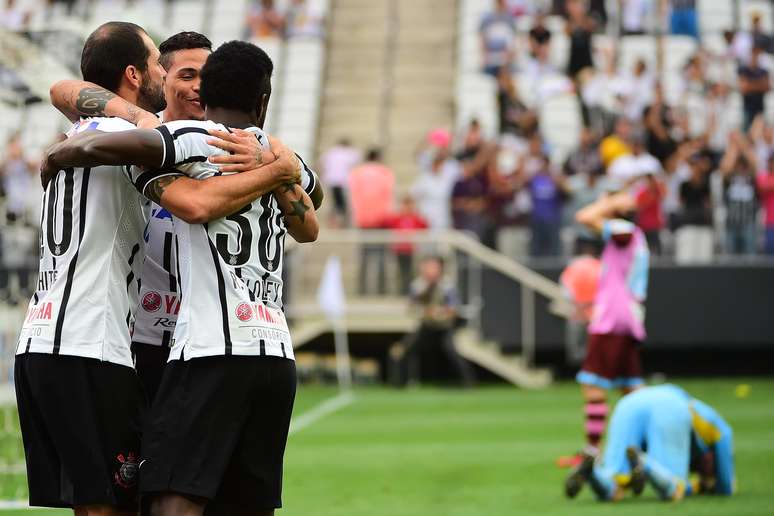 <p>Jogadores do Corinthians paulista&nbsp;comemoram gol decisivo com Danilo</p>