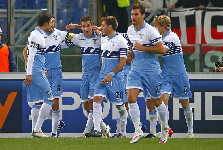 Klose comemora um dos gols da Lazio