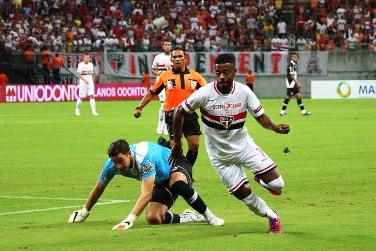 <p>Jogando na posi&ccedil;&atilde;o de Kaka, Michel Bastos foi bem em campo - principalmente no primeiro tempo</p>