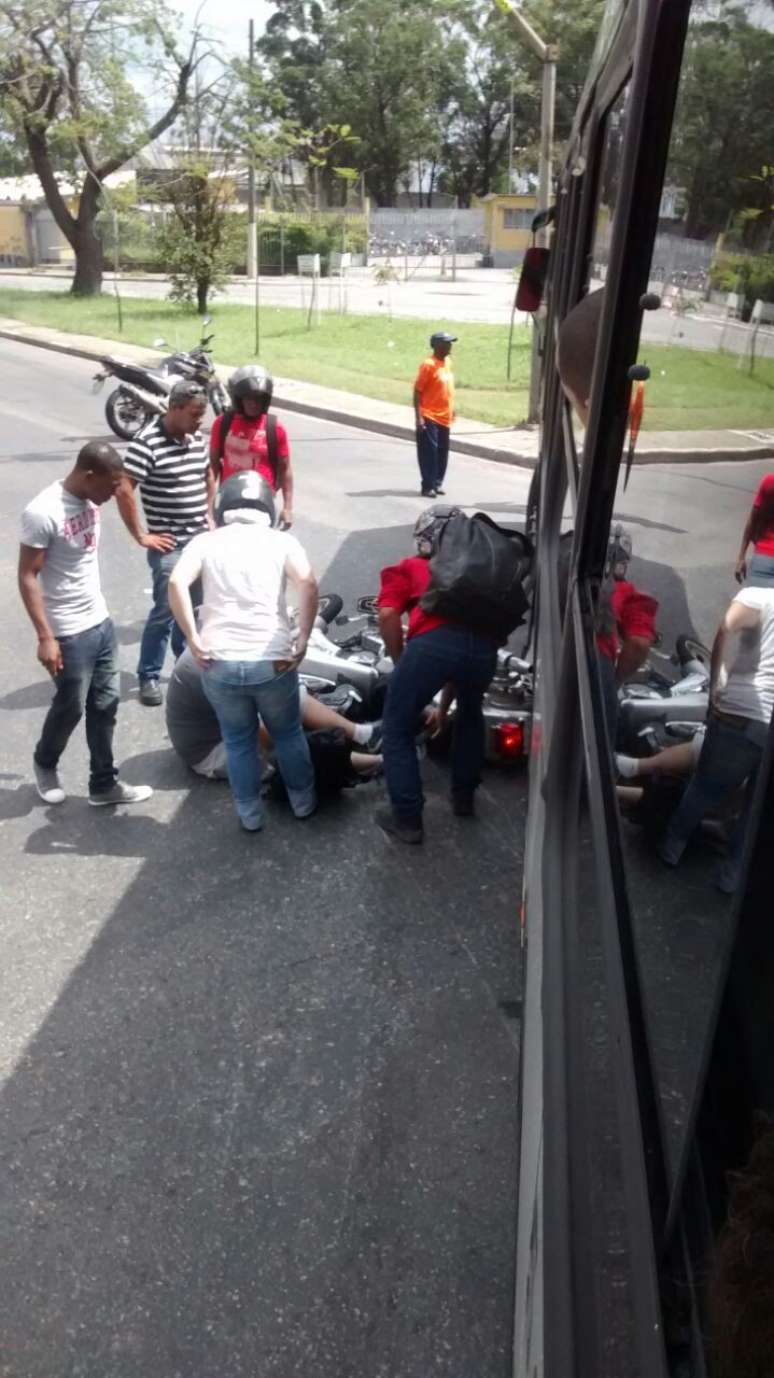<p>Acidente entre ônibus e moto deixa uma pessoa ferida em São Paulo</p>