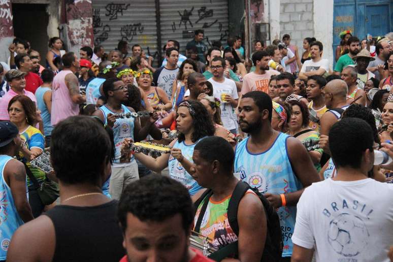 <p>Imagem de desfile da Liga de Blocos na Saúde, zona portuária do Rio de Janeiro (RJ)</p>