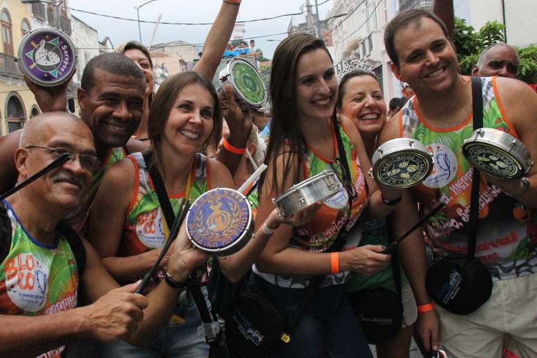 <p>Imagem de desfile da Liga de Blocos na Saúde, zona portuária do Rio de Janeiro (RJ)</p>