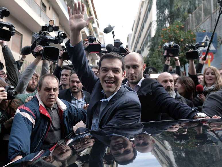 <p>Alexi Tsipras comemora vitória nas eleições da Grécia</p>