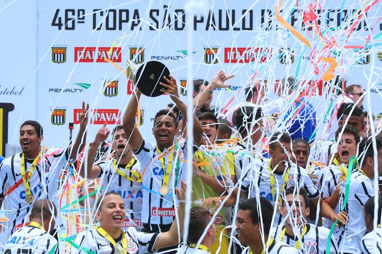 <p>Com um gol de Maycon, Corinthians vence o Botafogo-SP por 1 a 0, no Pacaembu, e conquista pela nona vez na hist&oacute;ria a Copa S&atilde;o Paulo de Juniores.</p>