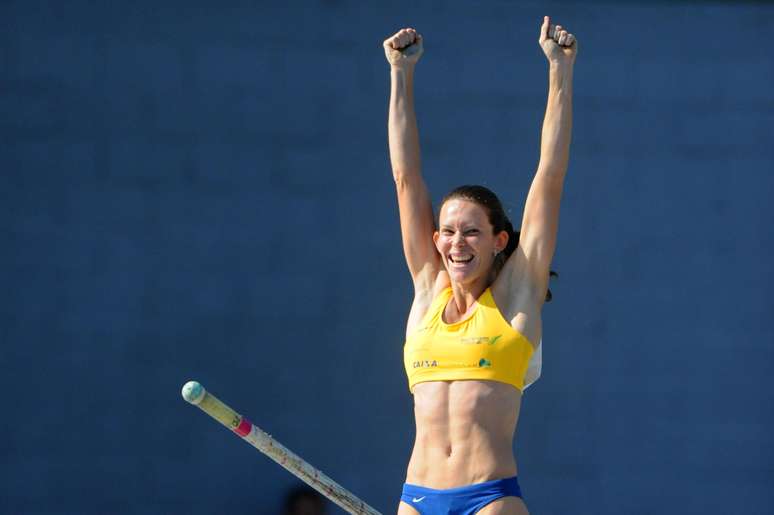 Fabiana Murer pretende superar marca do Pan de Toronto para alcançar medalha no Rio