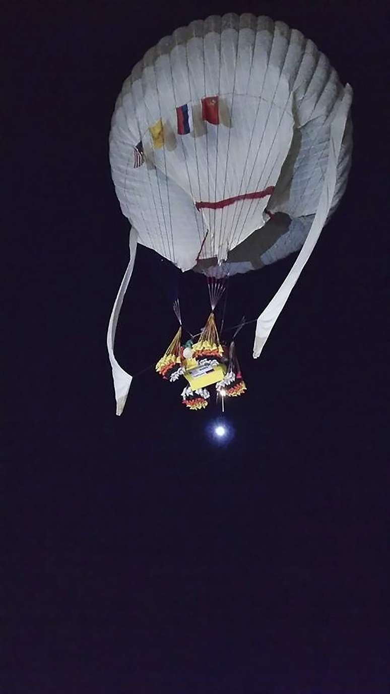 <p>Dois balonistas decolaram no Jap&atilde;o, no s&aacute;bado, na tentativa de quebrar o recorde mundial de dist&acirc;ncia e dura&ccedil;&atilde;o de uma viagem em bal&atilde;o a g&aacute;s</p>