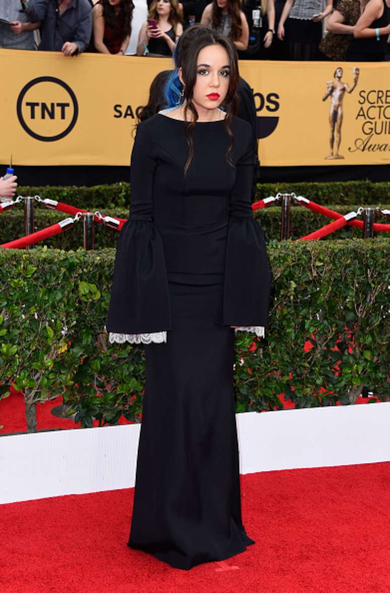A atriz Lorelei Linklater, de 20 anos, que também atual em Boyhood, escolheu um vestido Honor, de modelo gótico, muito mais apropriado para uma festa de Halloween que para um tapete vermelho
