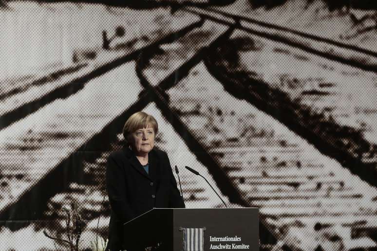 A chanceler alemã, Angela Merkel, discursa durante evento em comemoração ao 70º aniversário da libertação do campo de extermínio de Auschwitz, em Berlim, em 26 de janeiro
