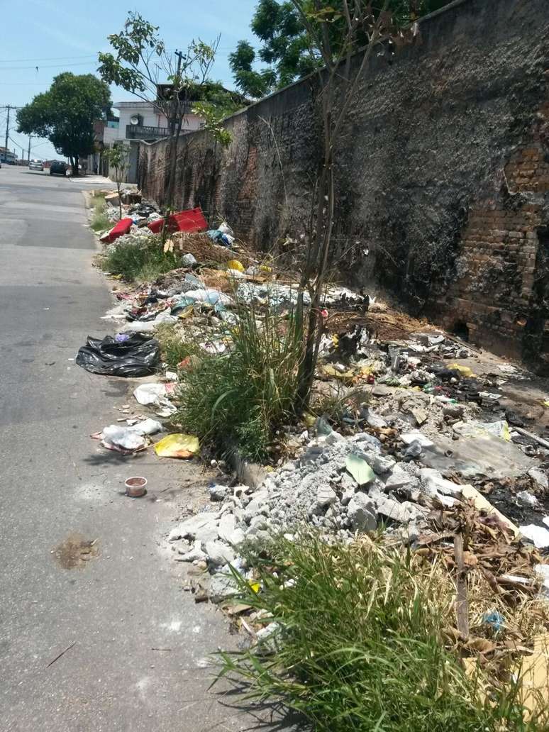 Moradores afirmam que precisam desviar pela rua para passar pelo local