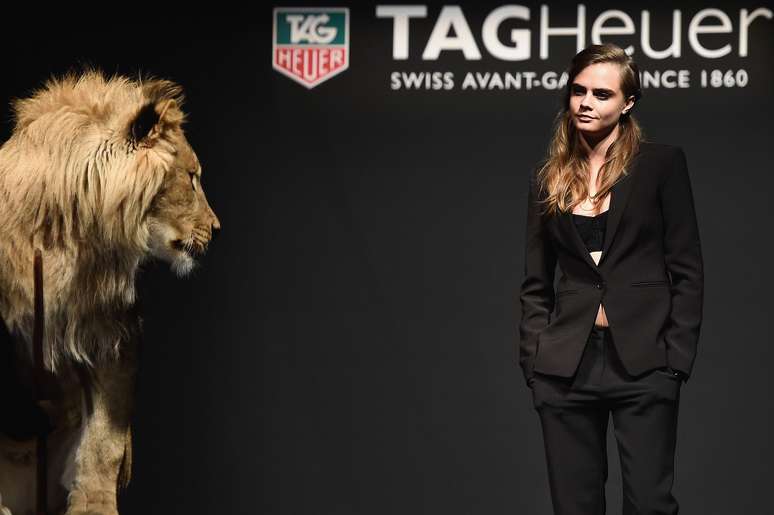 Cara Delevingne criticada por posar com filhote de le o