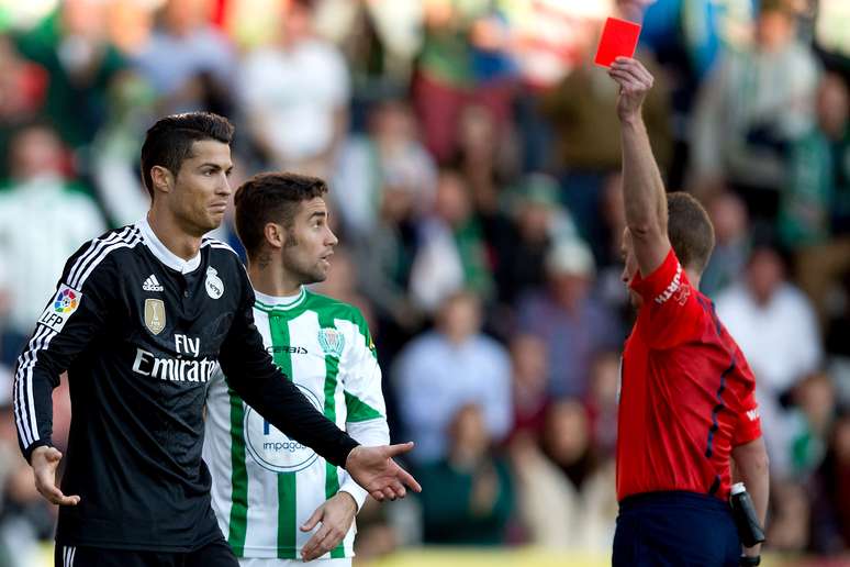 <p>Cristiano Ronaldo recebeu cartão vermelho após acertar pontapé no lateral brasileiro Edimar</p>