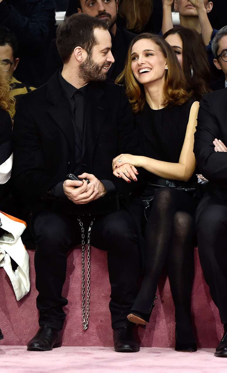 <p>Natalie Portman e o marido,&nbsp;Benjamin Millepied, assistiram ao desfile da Dior na fila A</p>
