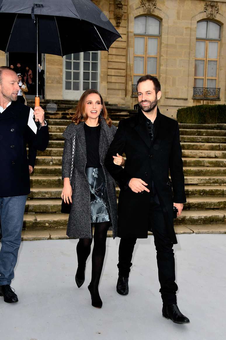 <p> A atriz compareceu ao evento acompanhada do marido, Benjamin Millepied</p>