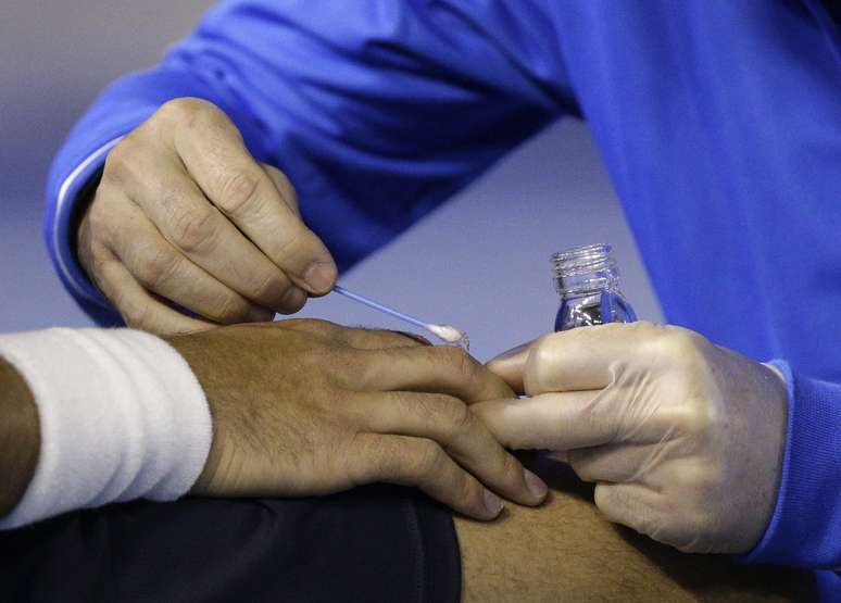 Djokovic recebe atendimento médico: problema na mão não interferiu no desempenho do tenista