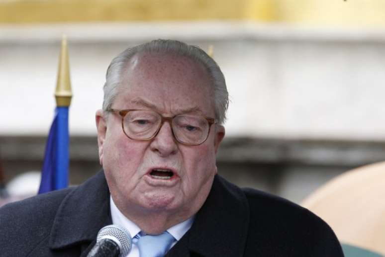 <p>Jean-Marie Le Pen causou polêmica ao reafirmar que as câmaras de gás, usadas na Segunda Guerra Mundial, foram apenas um "detalhe da história"</p>