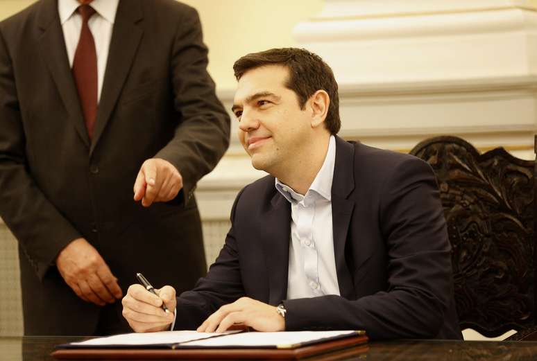 Alexis Tsipras, líder do partido Syriza e vencedor das eleições legislativas gregas, assina os papéis nomeando-o como o primeiro-ministro de esquerda da Grécia depois de sua cerimônia de posse no palácio presidencial em Atenas, em 26 de janeiro