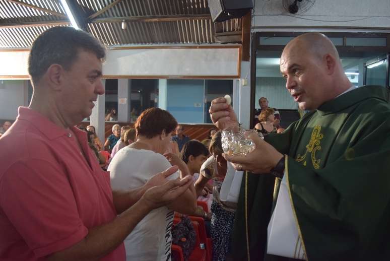 <p>Roberto Francisco Daniel, o padre Beto, que foi excomungado pela Igreja Católica em 2014, reuniu cerca de 500 pessoas em primeira missa alternativa em Bauru, no interior de São Paulo</p>